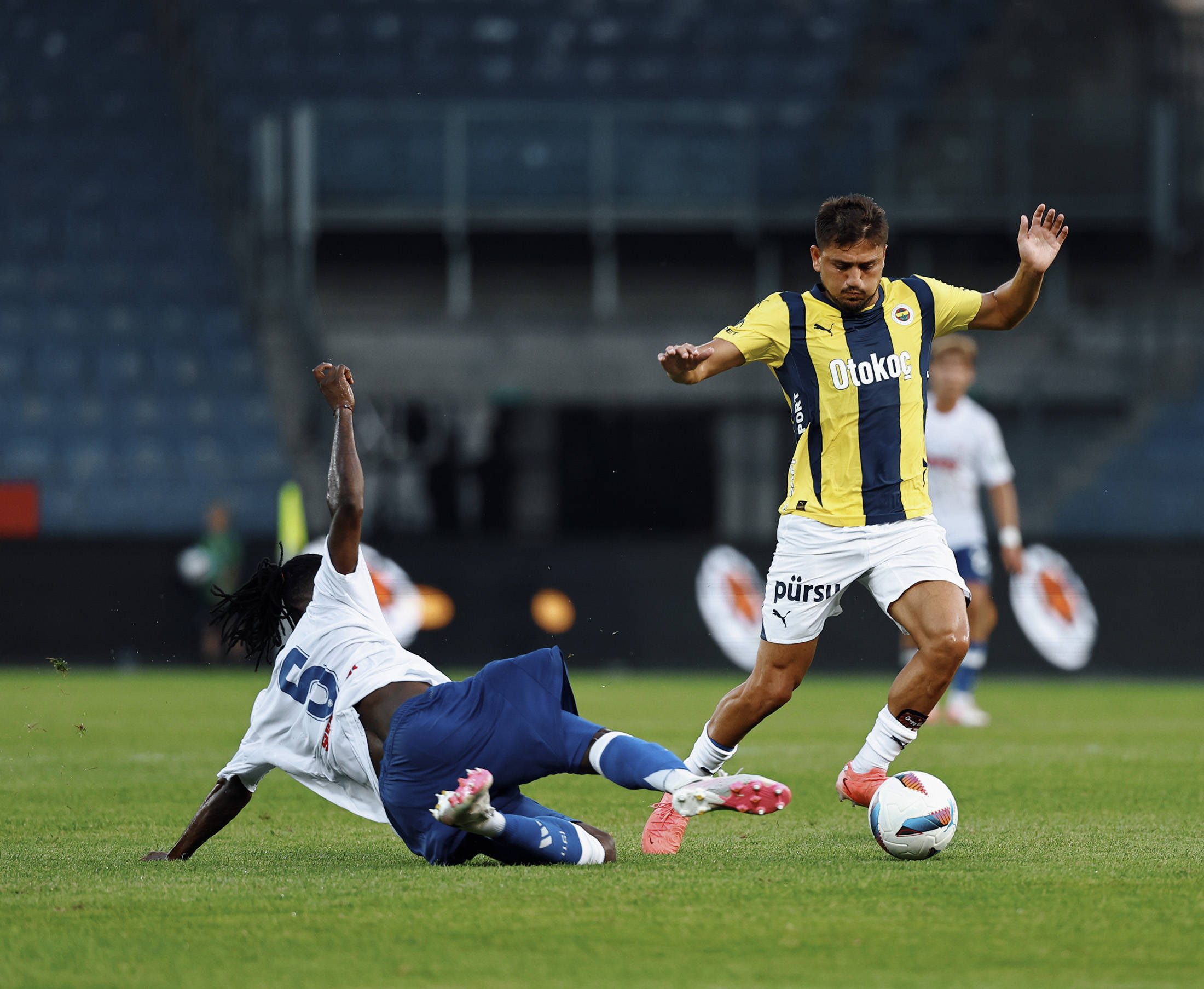 斯图加特客场战胜领头羊，夺得关键三分