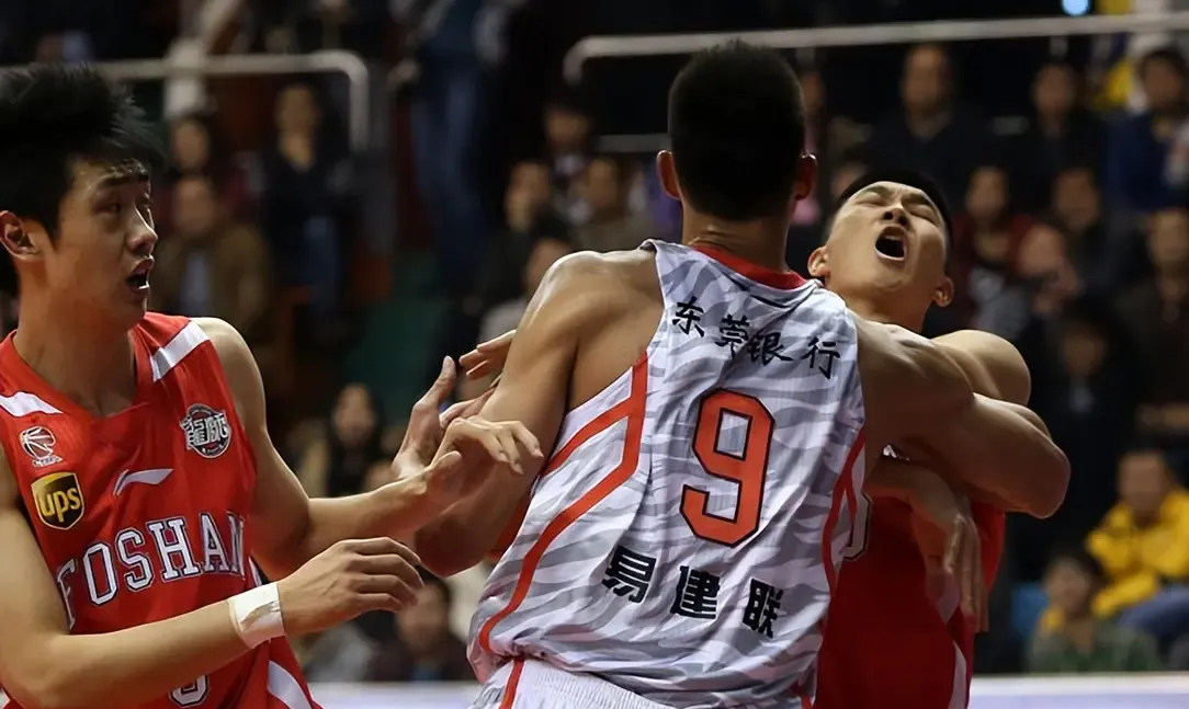 深圳队险胜湖南男篮,紧张对决惊险收官 深圳队险胜湖南男篮,紧张对决惊险收官