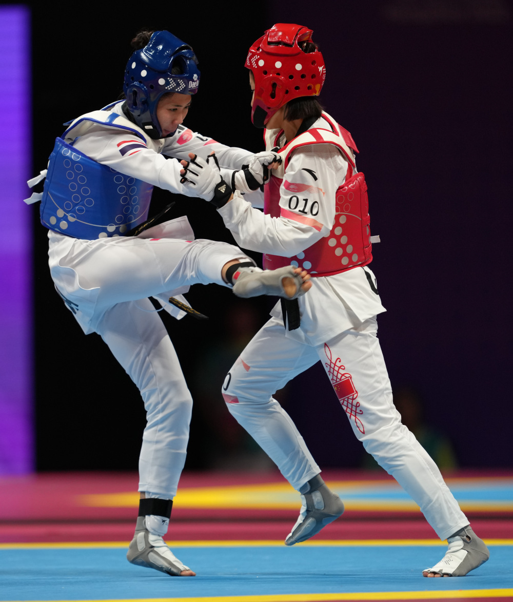 泰国拳击选手犀利出击，轻松击败对手晋级