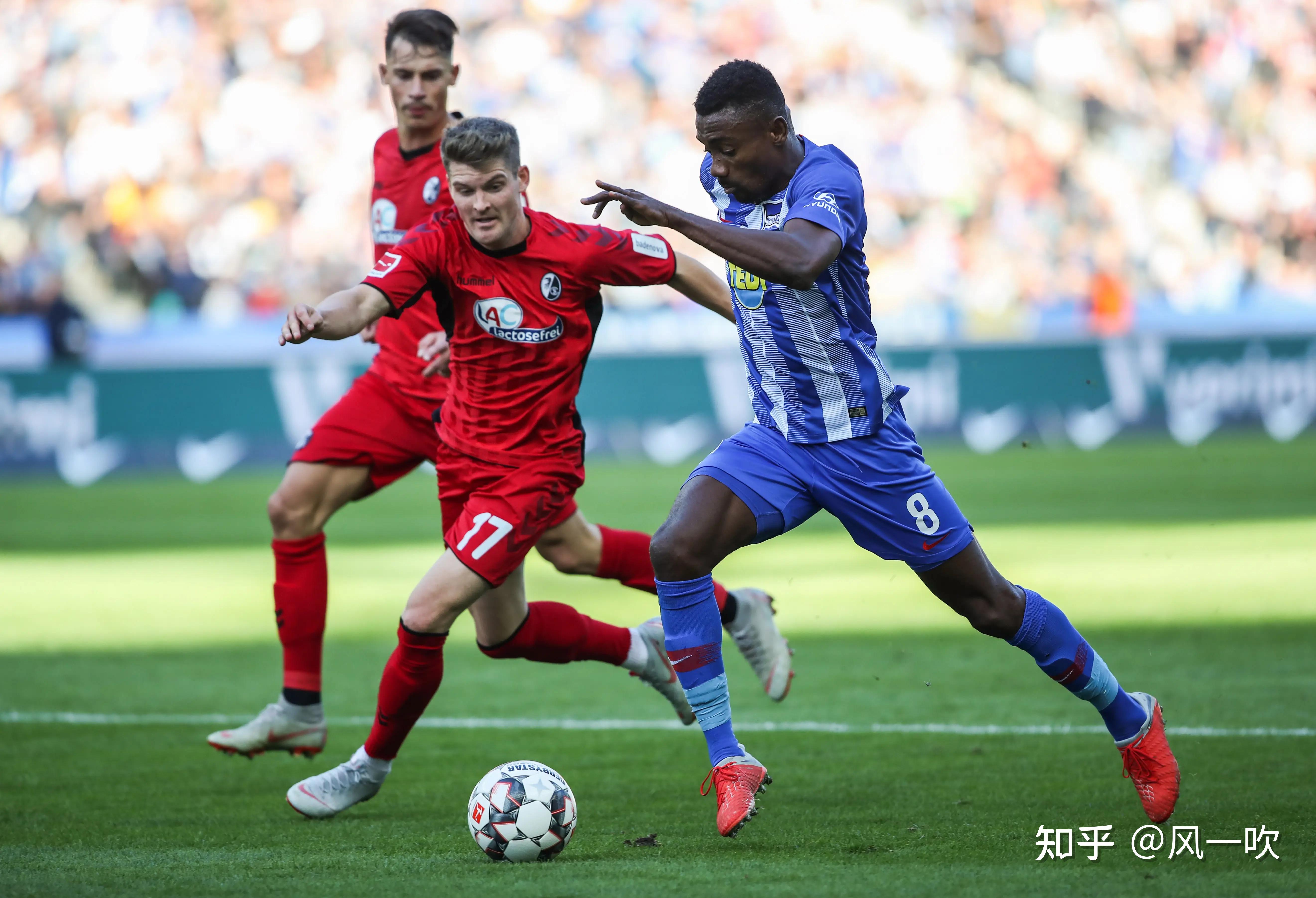 足球比赛的精彩时刻让人们陶醉其中，乐在其中