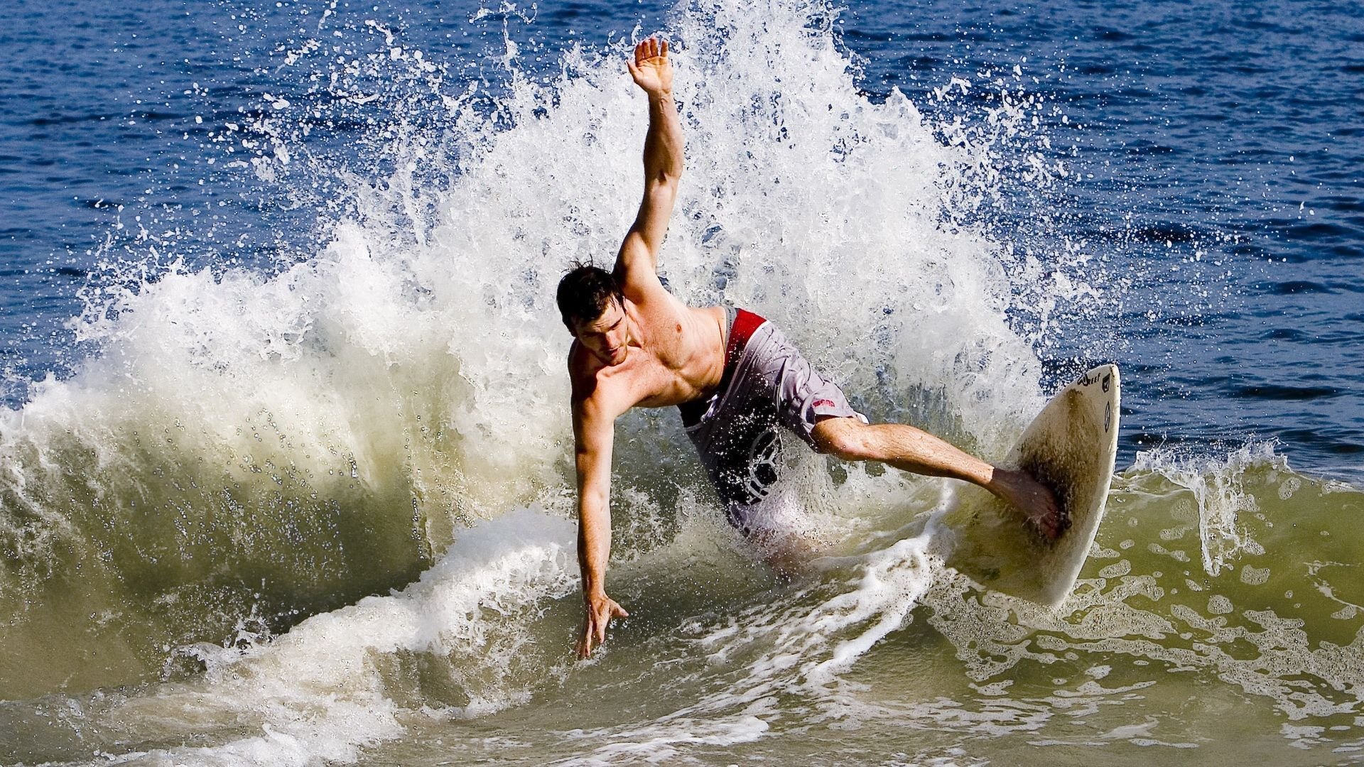 跨界奇观，勒沃库森险胜阿尔及利亚，加克波在NBA季后赛接管比赛